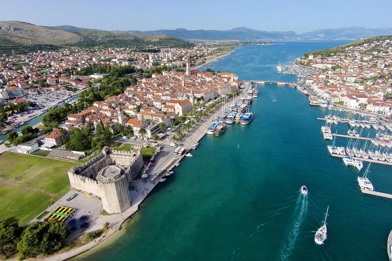 Guest house Triple Room Trogir 13102B